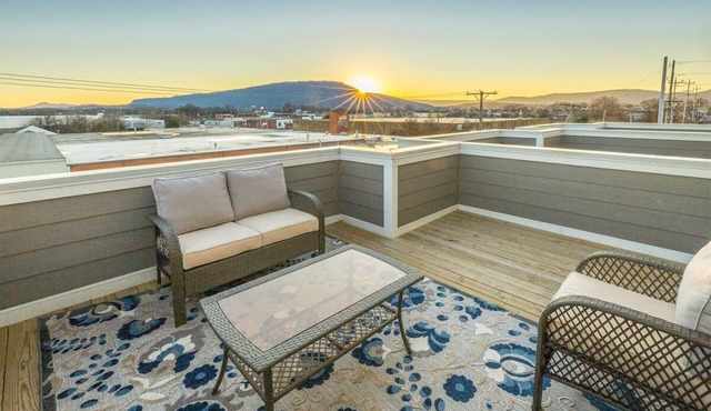 Southside Townhome Minutes Away from Downtown Chat