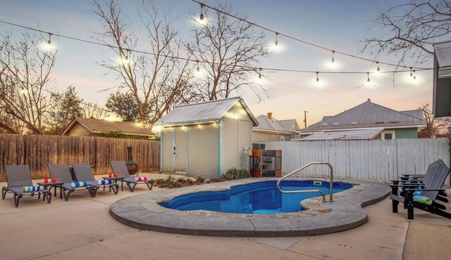 Southtown Charm: Pool, King Beds, Arcade & Games