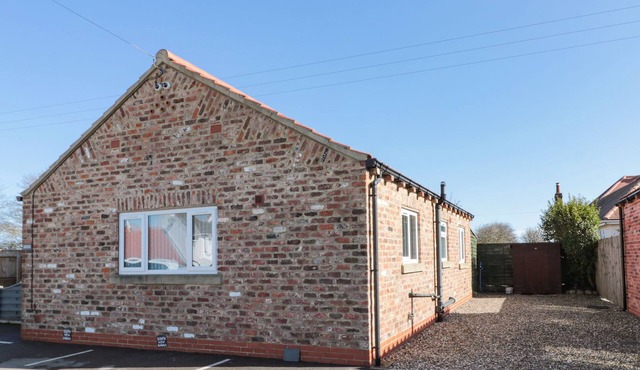 SOUTHVIEW BUNGALOW, pet friendly, country holiday cottage in Barmston
