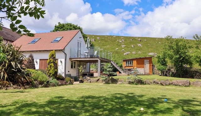 SOUTHVIEW, pet friendly, with a garden in Clee Hill