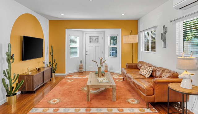 Southwest by AvantStay | Heart of Hollywood | Remodeled 1920s Bungalow