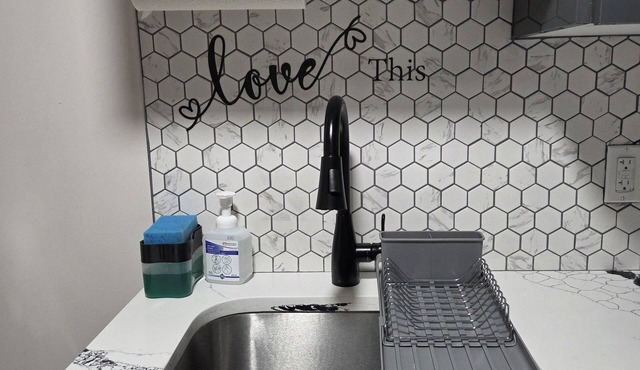 Southwest Cozy vibes, fast Wi-Fi – your chill Calgary escape starts here!