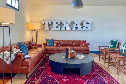 Southwest Escape in Fort Davis Walk to Dining!