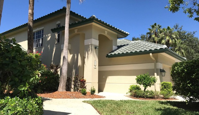 Southwest-facing home: sunny, modern, lake-view - Pelican Landing/Palm colony