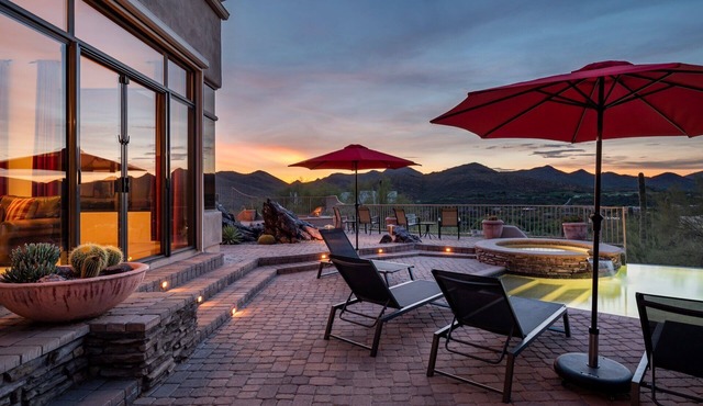 Southwest home w/Hot Tub, pool, and amazing Mnt. Views!