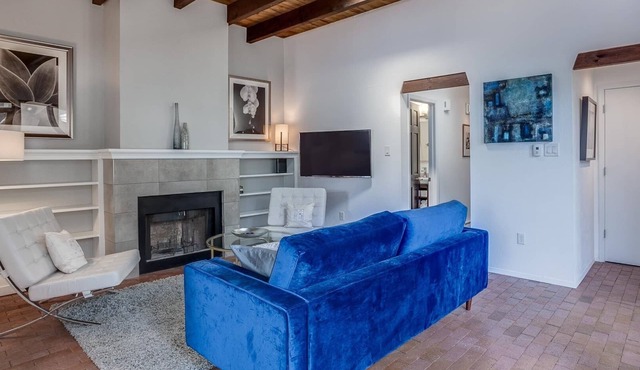 Southwest Modern 2+2 Home, Private Courtyard & Fenced Backyard Centrally Located