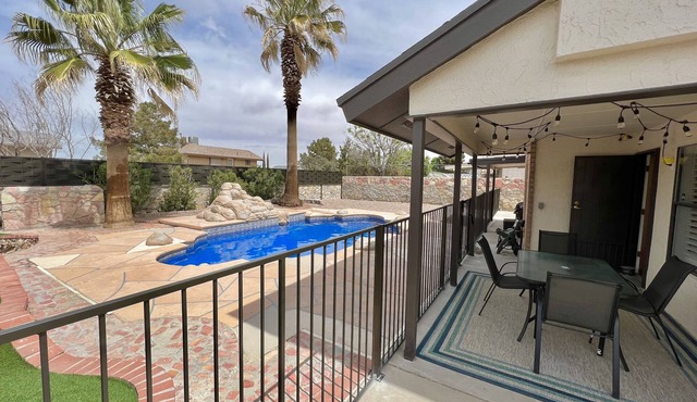 Southwest Retreat -Close to Shopping, Restaurants, I-10, POOL!