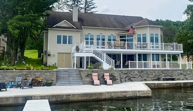 Southwest Shores Chateau: Lakeside Family Getaway!