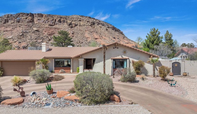 Southwestern Charm w/Pool in Beloved Neighborhood