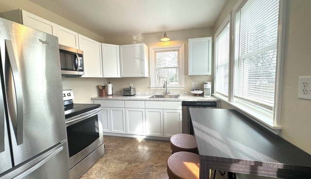 Southwestern Home By Fairgrounds w/Outdoor Pergola and Dining Table