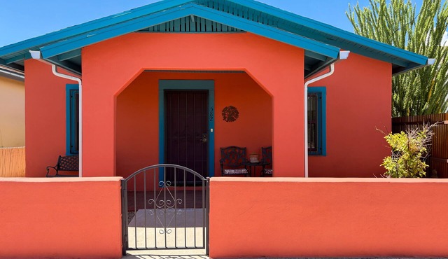 Southwestern home in a great downtown Tucson location w/furnished patio & yard