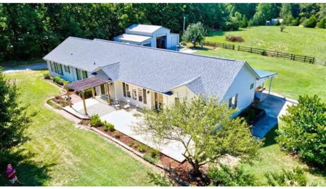 Sovereign Cottage - Hot Tub/Outdoor Space/10 Acres Farm Land.n4 Bedrooms 3 Baths
