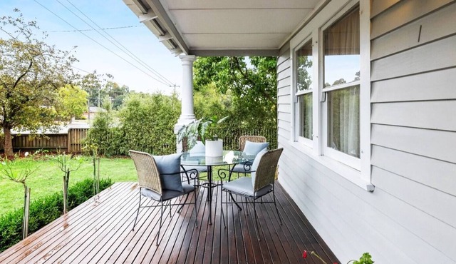 Sovereign Hill Cottage Garden Gem Moments to Lake