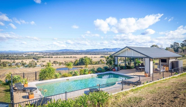 Sovereign Hill Country Lodge - Group accommodation with panoramic views from every room