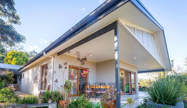 Sovereign Hill Country Villa - Stylish villa with scenic valley views