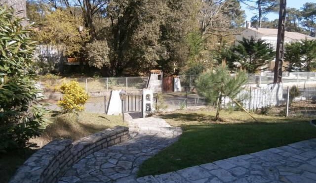 Spacious 3 bedroom villa near downtown, market and beaches