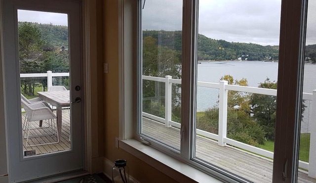 Spacious family-friendly oceanfront house, minutes from all amenities.