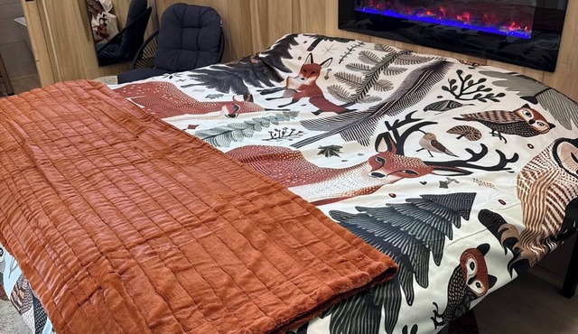 Spa Cabin- King Bed WIFI and Suana