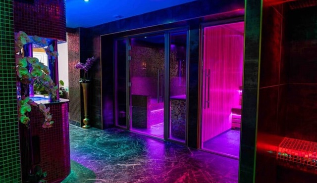 Spa getaway by Sea sleeps 20