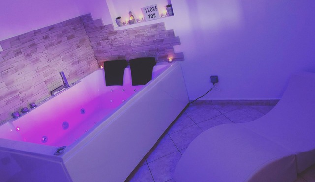 Spa house with private Jacuzzi and whirlpool bath overlooking the countryside