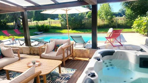 SPA Jacuzzi, Piscine chauffée, Station de recharge pour véhicule électrique, Maison de maître normande du 19ème Siècle à 25' de Deauville, classée meublé de tourisme 5 étoiles