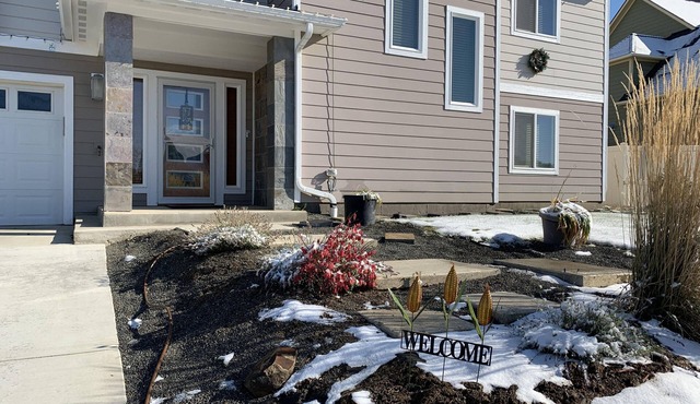 Spa Palouse Home, Spacious & Extremely Comfortable Upper Level private entrance.