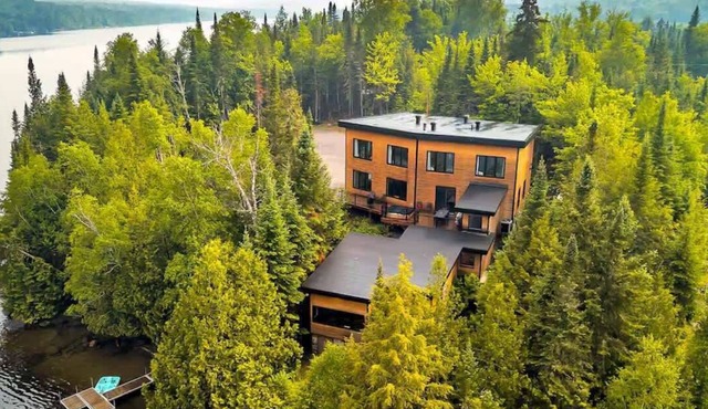 Spa & Private Beach - The Lazy Bear Lake House