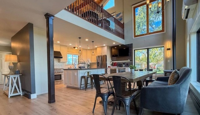 Spa-quality amenities, dog friendly, close to trails, IN Dunes Nat’l Park