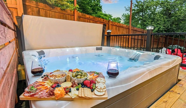 Spa Sauna Theatre Pool Table Bowling 12min to AVL