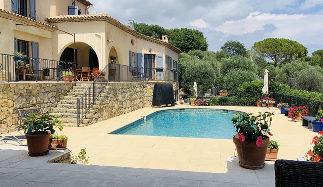 Spacious, Relaxing, Views, 5 minutes to Valbonne, office area, air conditioning