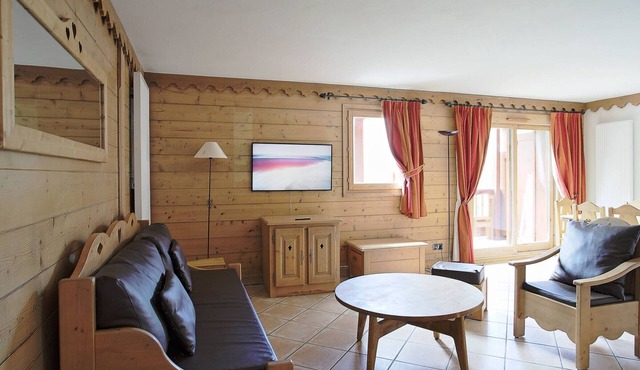 Spacious apt for 8 with pool at slopes' base