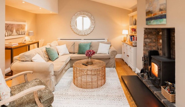 Spacious 4 bed home in Chester. Parking for 1 car