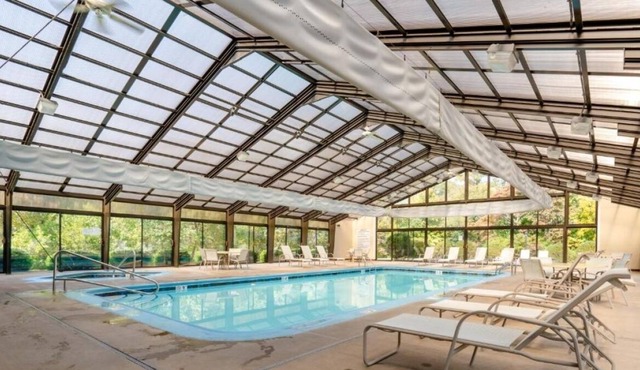 Space & Comfort for Groups! Full Kitchen, Outdoor Terrace and FREE Parking!