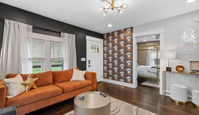 Space Cowboy - Stunning bungalow with Firepit, Huge yard, yet close to downtown