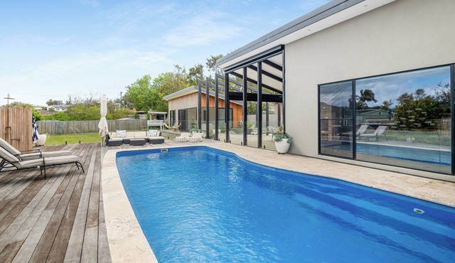 Space & Lifestyle Modern Retreat