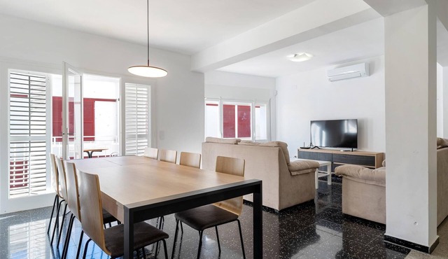 Space with 5 bedrooms, 3 terraces and 150m beach