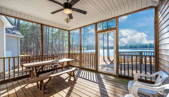 Spaceous Lake-front Family Home