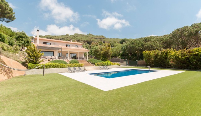 Spacious family villa with pool, sea view, sauna, 10-14 persons