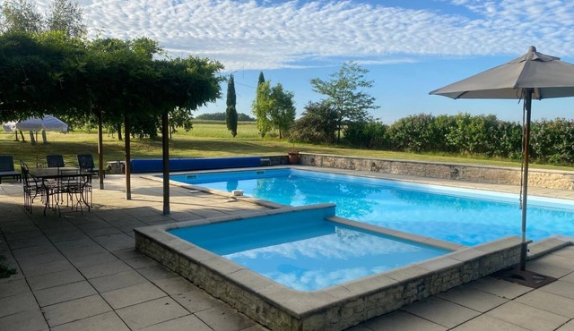 Spacious & stylish Lodge & Barn Getaway with private pool and 11-Acre Grounds