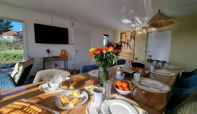 Spacious Cottage for 12 in Saint-Germain-Laval - Comfort and Charm