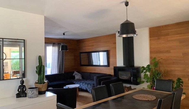 Spacious Residence With Garden And Gym