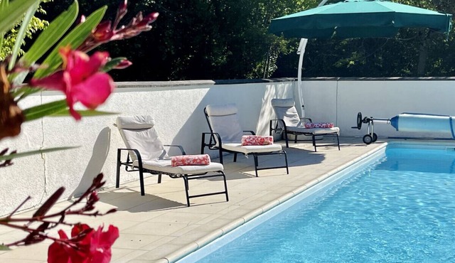 Spacious villa with pool, hot tub, home cinema, ideal Location