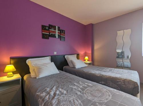 Spacieuse Chambre avec Salle d'Eau Privée à Louer dans Maison d'Hôtes Contemporaine - FR-1-591-606