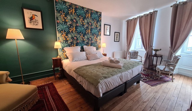 Spacieuse Chambre avec Lit King-Size, Salle d'Eau Privative et Petit-Déjeuner Inclus