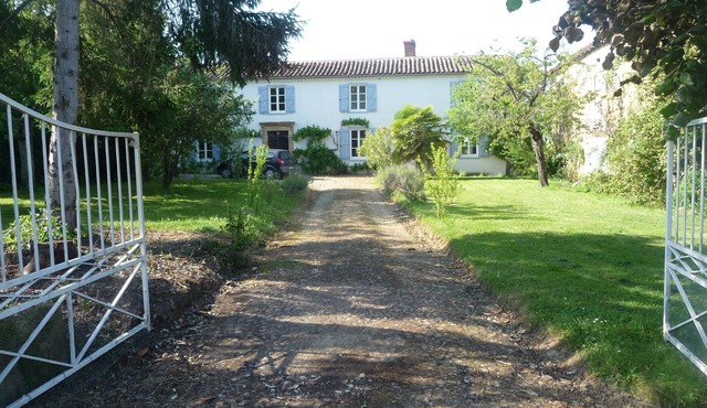 SPACIEUSE ET BELLE maison 4ch 4sdb, piscine privee, grand jardin Internet et TV