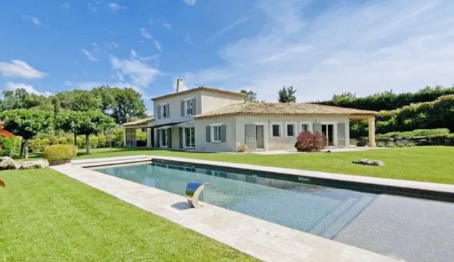 Spacieuse et luxueuse villa avec piscine