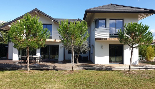 Spacieuse et Luxueuse Villa 10 Personnes Proche de Genève - 5 Chambres - Piscine