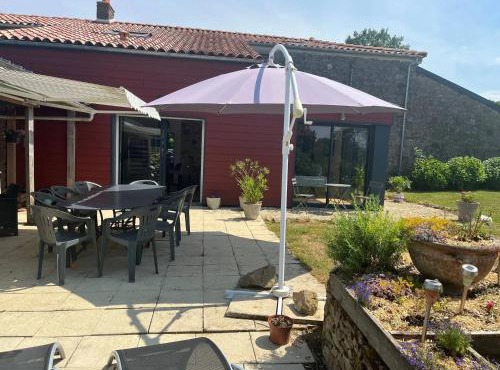 Spacieuse Maison à Pouzauges - Accueille 14 Personnes