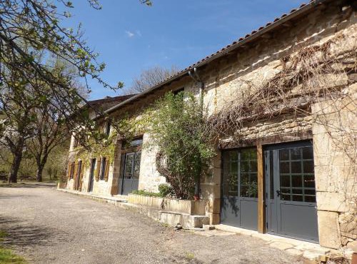 Spacieuse maison avec piscine partagée à Razès