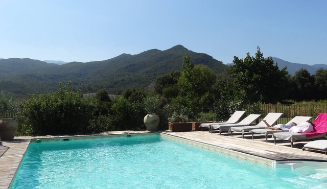 Spacieuse villa avec grand jardin clos, idéale pour familles et groupes d'amis.